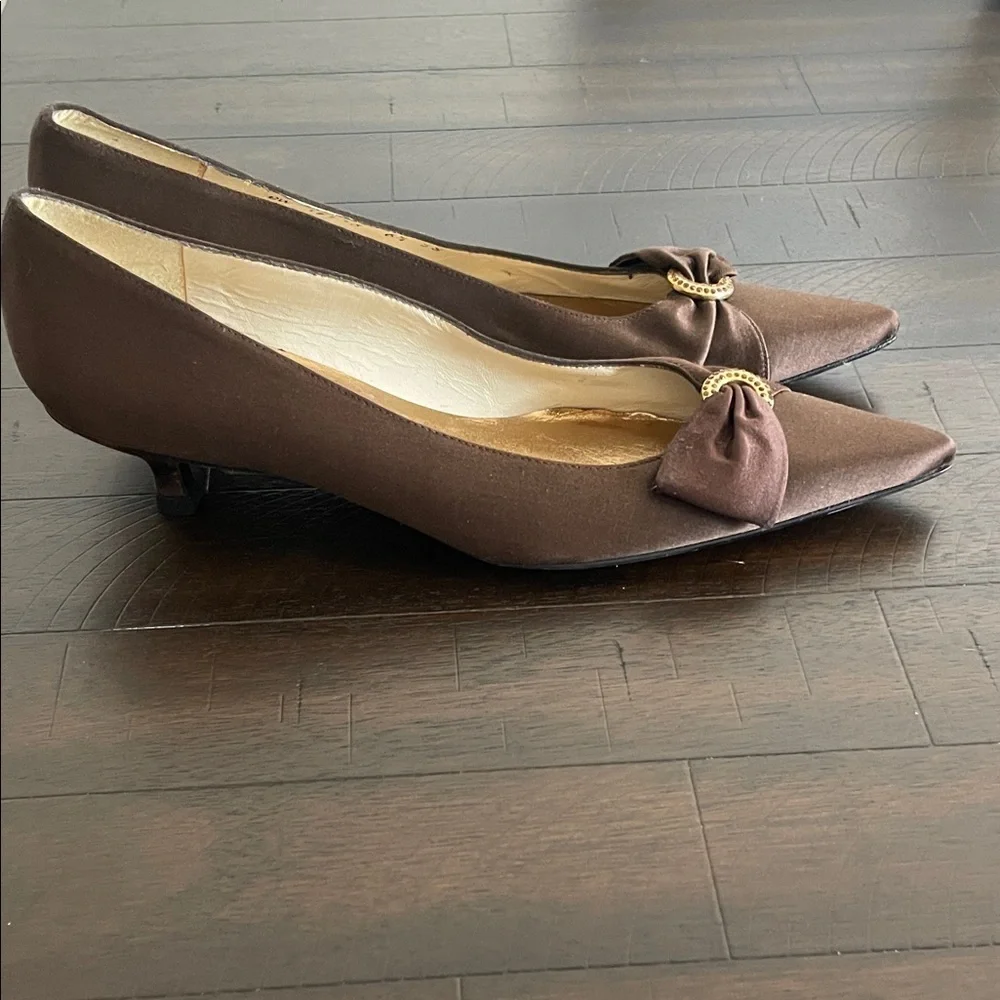 Stuart Weitzman Brown Heels Gold Bow Accent Size 8